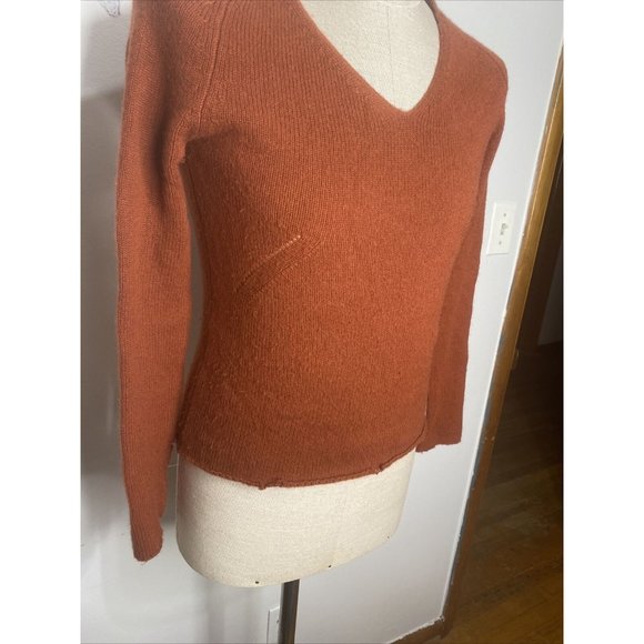 Neiman Marcus Womens Cashmere Sweater Rust Size M Pull over V Neck long Sleeves - Picture 2 of 8